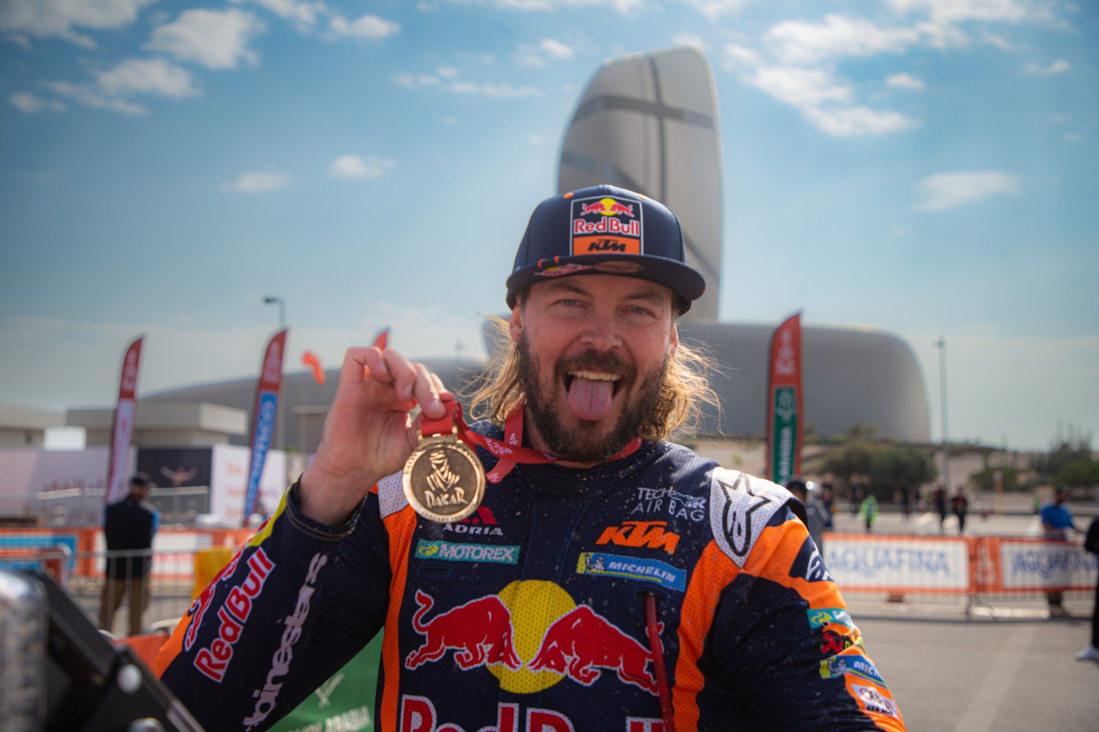 Los festejos de los pilotos que le ganaron al Dakar 2023: WhatsApp Image 2023-01-15 at 09.04.31.jpeg